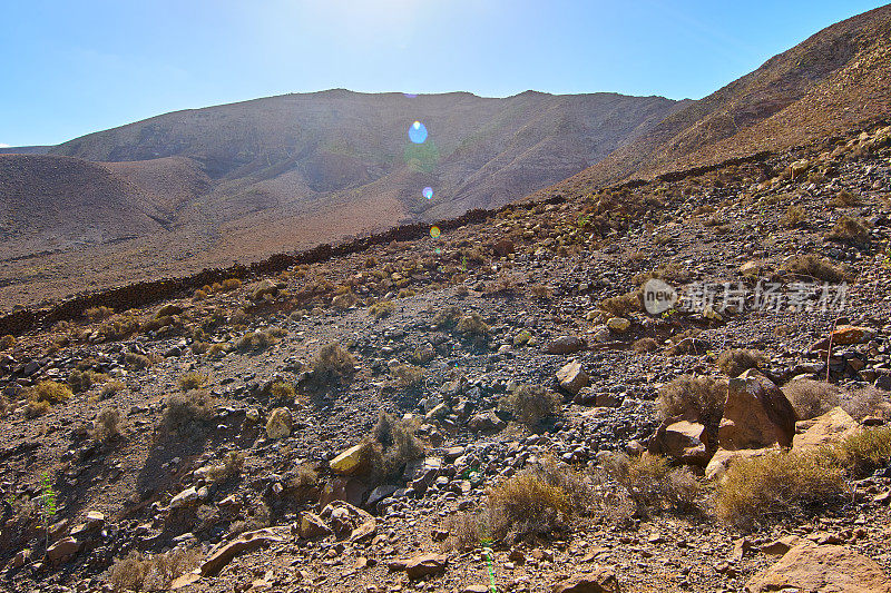 Rocha ascension与Atalaya del Pozo Negro观点;Fuerteventura -靠近la Atalayita村